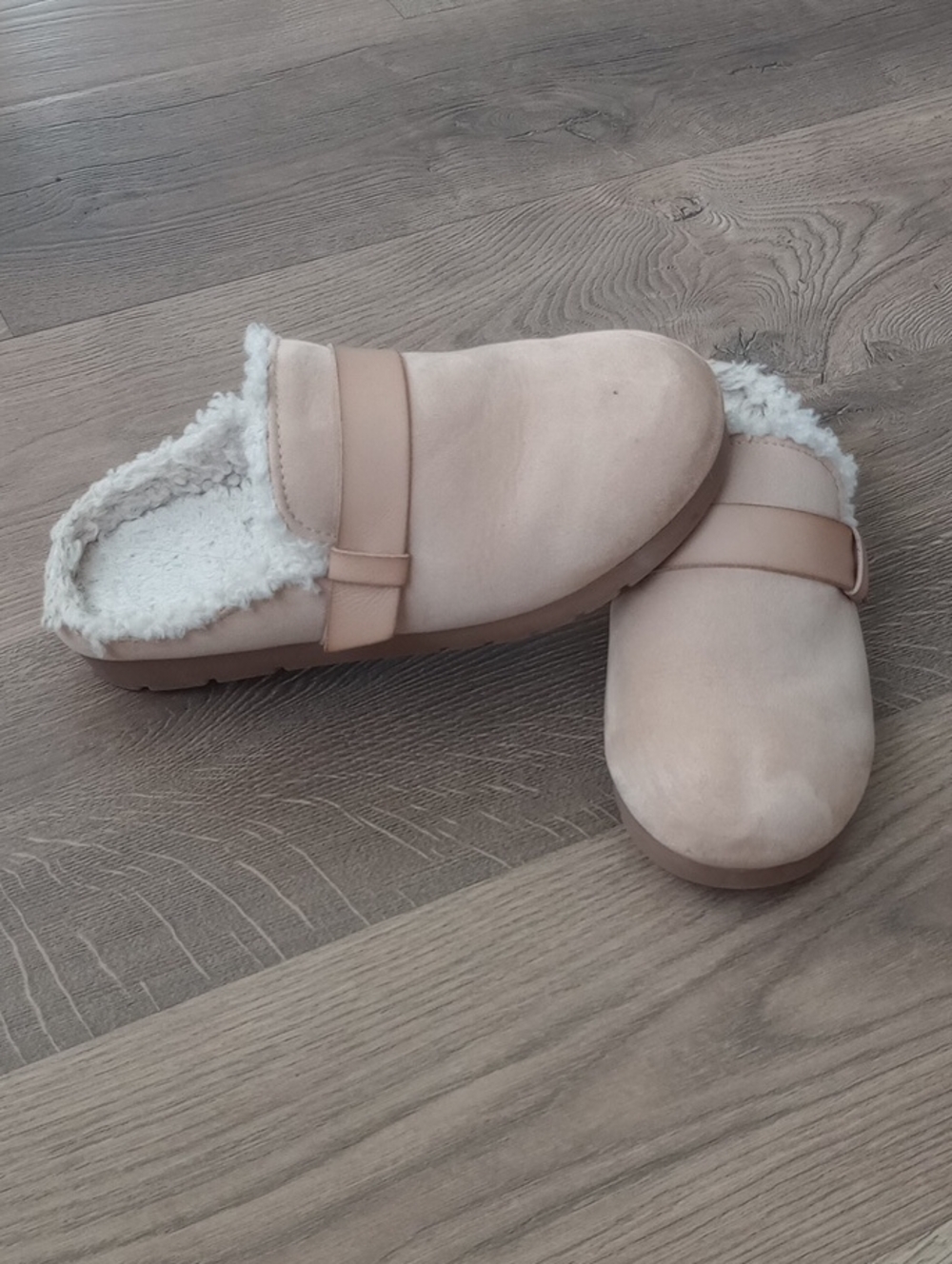 Cozy Women's Faux-Shearling Slip-On Mules in Light Pink